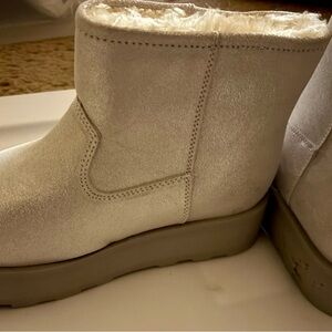 113-Silver shimmer fleece lined boots